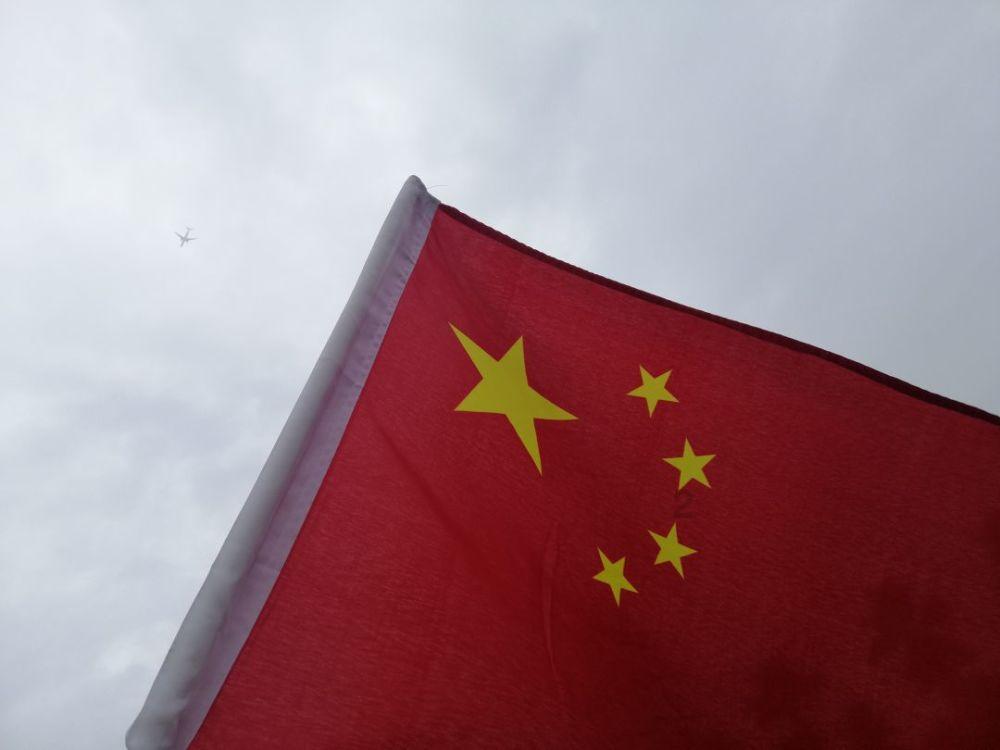 火车站一职工自学手语服务聋哑旅客